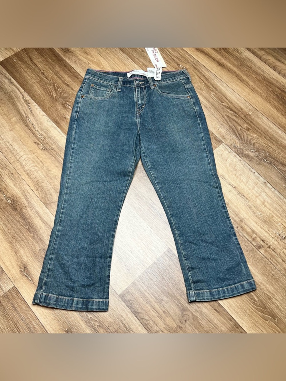 Levi's Women's 515 Capri Jeans Size 4 NWT Mid Rise Blue Stretch 5 Pocket Denim